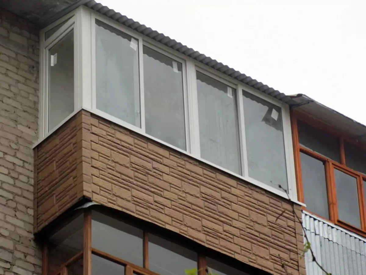 Balkon dekorasyonu dışında (39 fotoğraf): ele geçirmek daha iyidir? İncelikli dış cephe kaplaması. Mesleki sahibinin sokaklarından balkon nasıl? Dış kaplama tasarımı 9972_5
