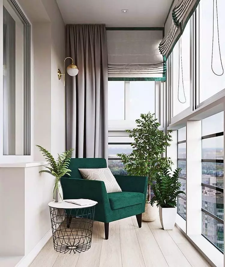 Balkon Barve (65 fotografij): Oblikovanje balkona v belih, sivih, zelenih in drugih barvah. V katerih toni, da postavljajo stene v notranjosti? 9975_60