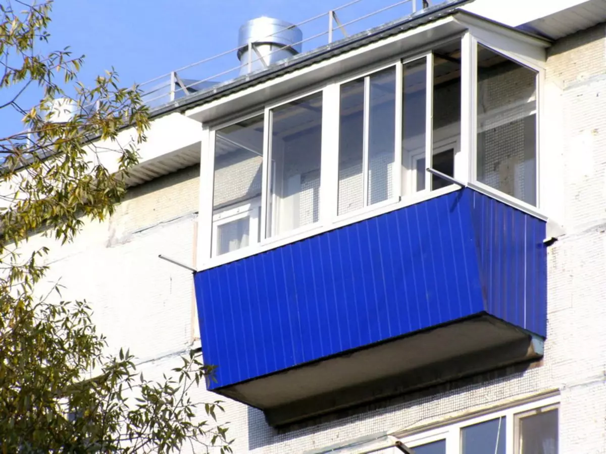 Balkon s uklanjanjem (58 slike): metal balkon s uklanjanje poda i prozorske daske. Da li dozvolu za daljinski lođa? 9979_15