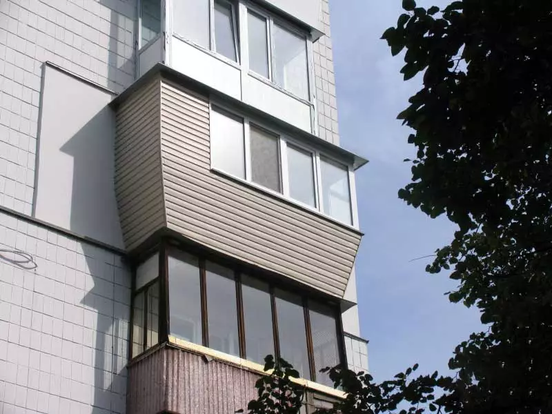 Балкон з вынасам (58 фота): металічны балкон з вынасам па падлозе і падваконніку. Ці трэба дазвол на выносны лоджыю? 9979_16