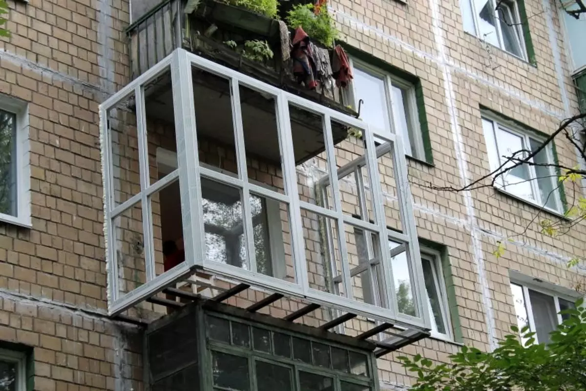 Балкон з вынасам (58 фота): металічны балкон з вынасам па падлозе і падваконніку. Ці трэба дазвол на выносны лоджыю? 9979_24