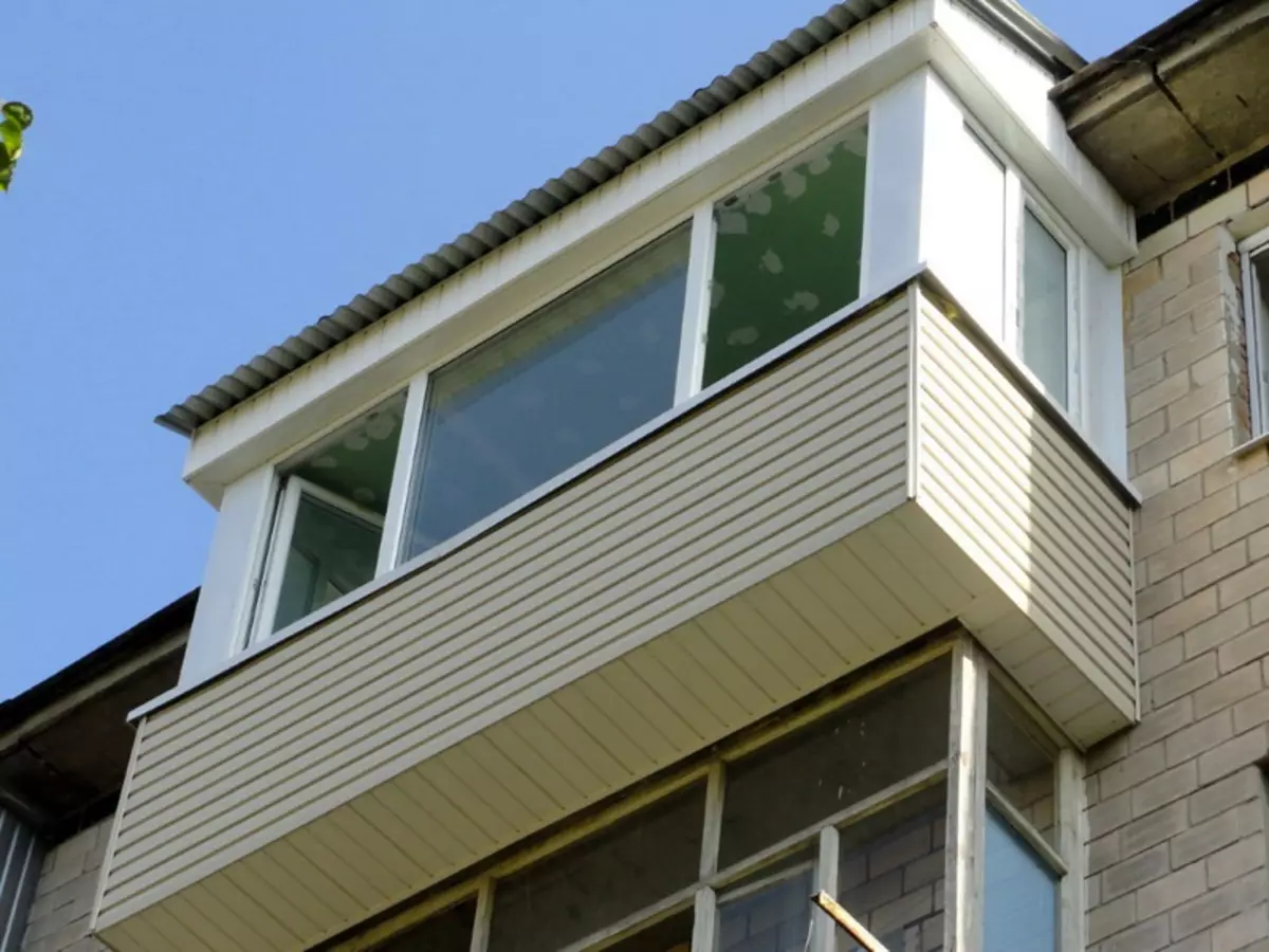Балкон с свалянето (58 снимки): метален балкон с отстраняване от етаж и перваза на прозореца. Има ли разрешение за дистанционно лоджия? 9979_25