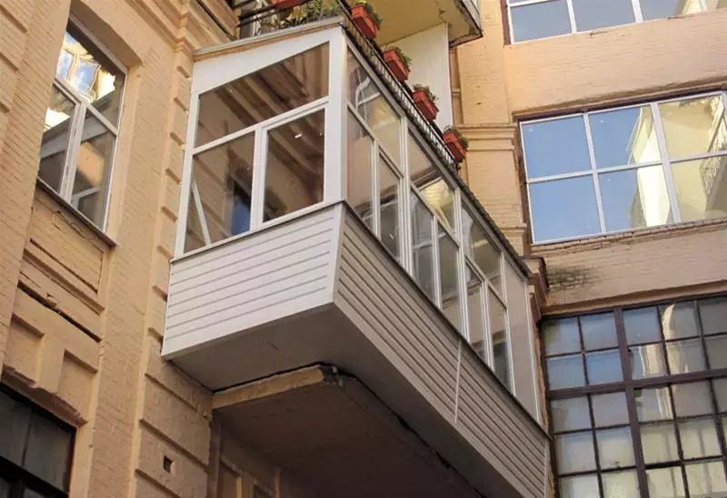 Балкон (58 сүрөт): Металл балкону пол жана Windowsill аркылуу алып салуу менен металл балкону. Алыскы логияга уруксат барбы? 9979_26
