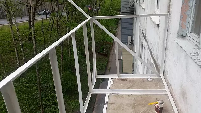 Балкон с свалянето (58 снимки): метален балкон с отстраняване от етаж и перваза на прозореца. Има ли разрешение за дистанционно лоджия? 9979_28