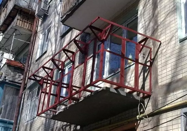 Элкон (58 фото) белән балкон: металл балконны идән һәм тәрәзәләр белән чыгару. Ерак логия өчен рөхсәт итәме? 9979_29