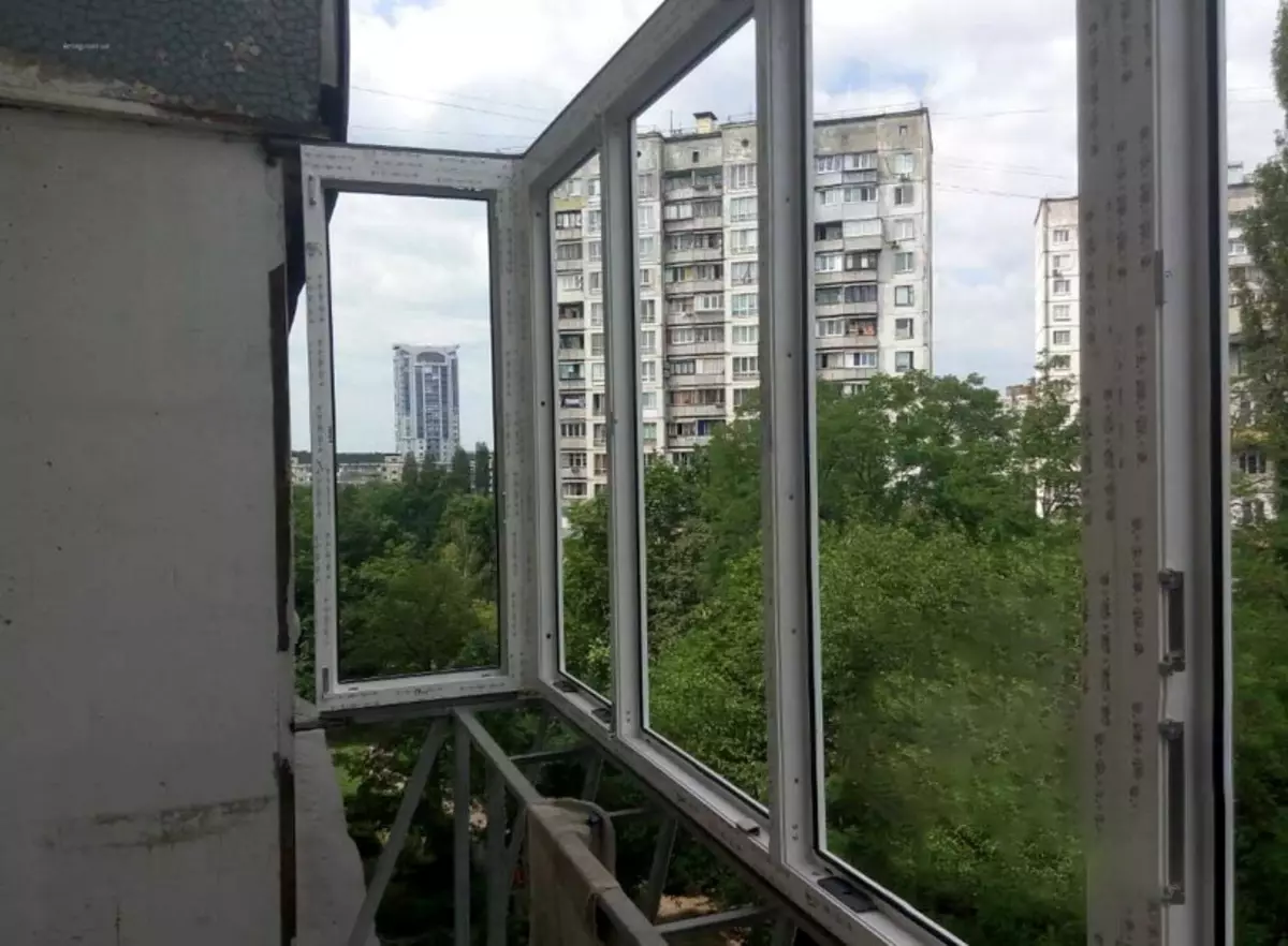 Balkon kanthi ngilangi (58 foto): balkon logam kanthi mbusak dening lantai lan windowsill. Apa ijin kanggo loggia sing adoh? 9979_31