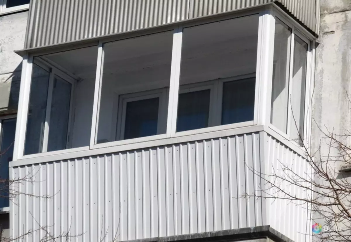 Балкон з виносом (58 фото): металевий балкон з виносом по підлозі і підвіконню. Чи потрібен дозвіл на виносну лоджію? 9979_37