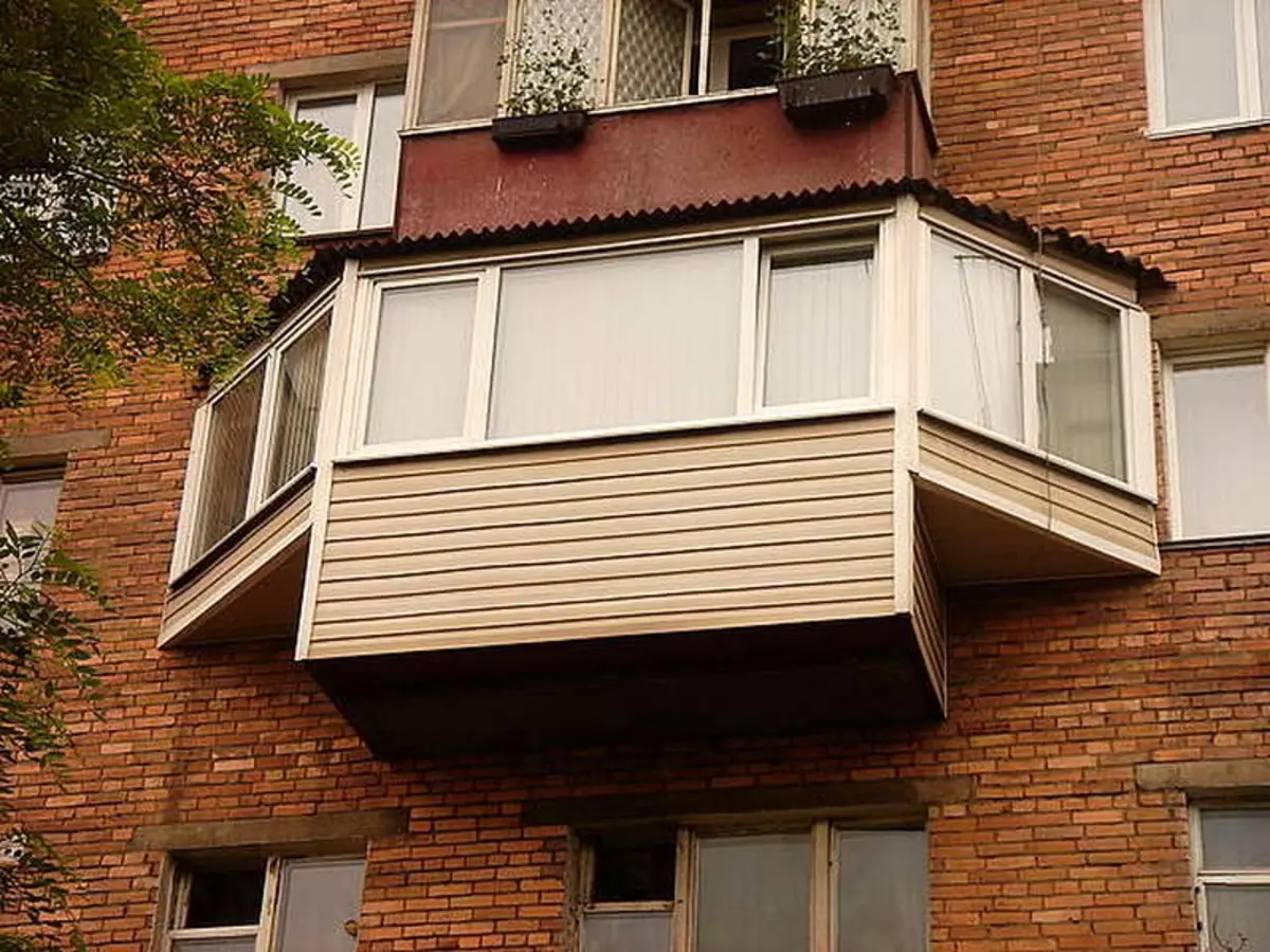 Balkon met verwijdering (58 foto's): metalen balkon met verwijdering door vloer en vensterbank. Is de toestemming voor een externe loggia? 9979_5