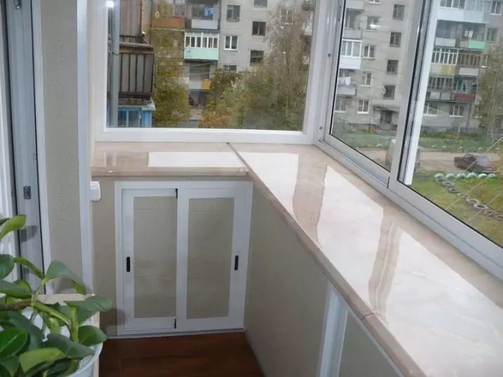 Балкон (58 сүрөт): Металл балкону пол жана Windowsill аркылуу алып салуу менен металл балкону. Алыскы логияга уруксат барбы? 9979_53