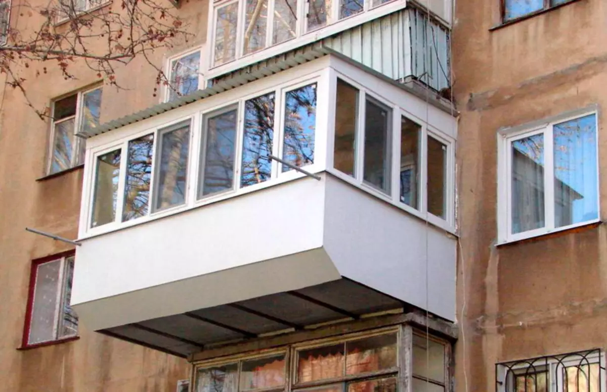 Balkon z usuwaniem (58 zdjęć): metalowy balkon z usuwaniem pod podłogą i parapetem. Czy pozwolenie na zdalną loggię? 9979_8