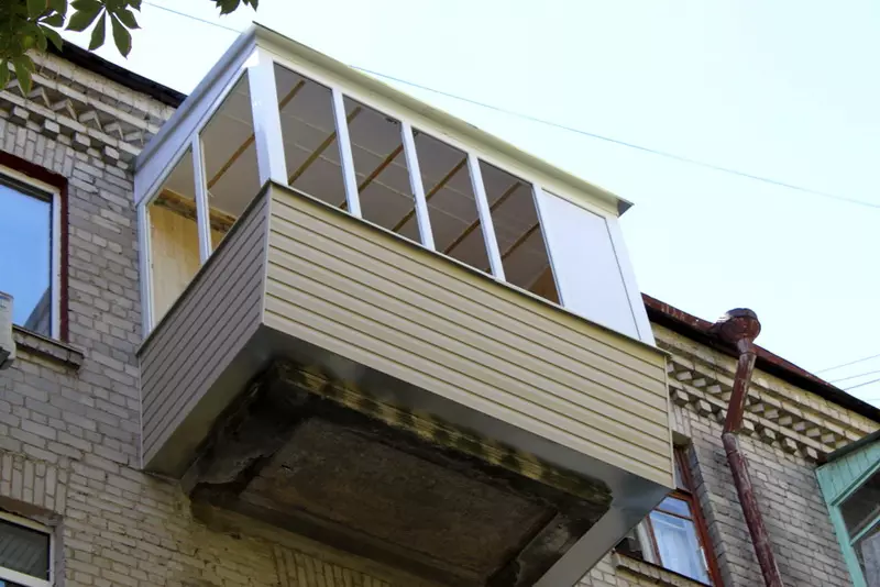 Balkons ar noņemšanu (58 fotogrāfijas): metāla balkons ar noņemšanu ar grīdu un palodzi. Vai atļauja attālo lodžiju? 9979_9