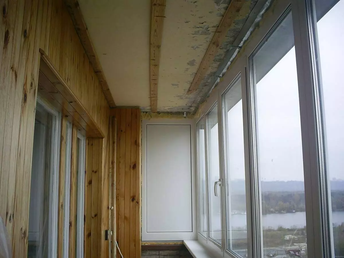 Het plafond op het balkon (71 foto's): opties voor het afronden van het plafond van de loggia. Hoe het te beschermen? Rackplafond en plafond met plastic panelen, andere opties 9985_11