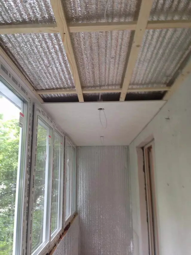 Het plafond op het balkon (71 foto's): opties voor het afronden van het plafond van de loggia. Hoe het te beschermen? Rackplafond en plafond met plastic panelen, andere opties 9985_12