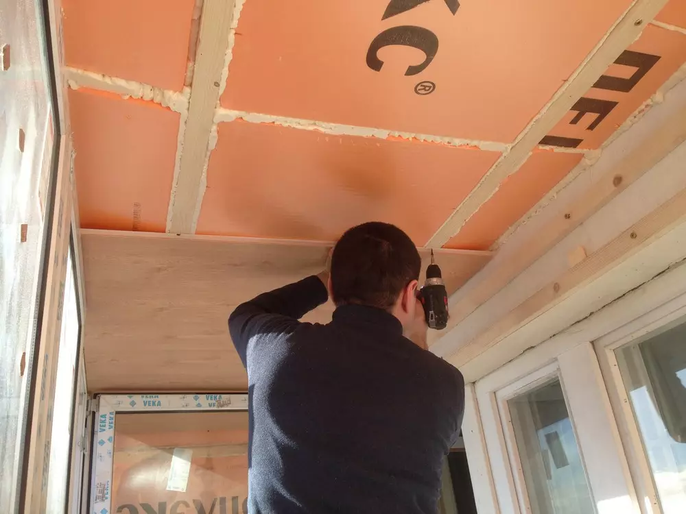 Het plafond op het balkon (71 foto's): opties voor het afronden van het plafond van de loggia. Hoe het te beschermen? Rackplafond en plafond met plastic panelen, andere opties 9985_24
