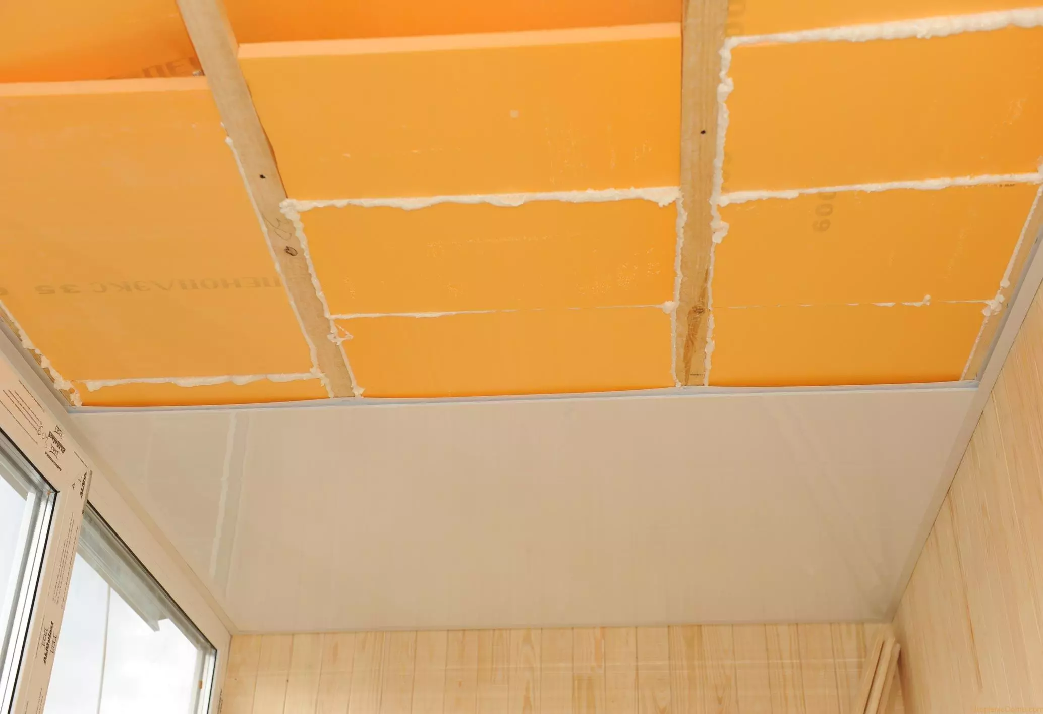 Het plafond op het balkon (71 foto's): opties voor het afronden van het plafond van de loggia. Hoe het te beschermen? Rackplafond en plafond met plastic panelen, andere opties 9985_25