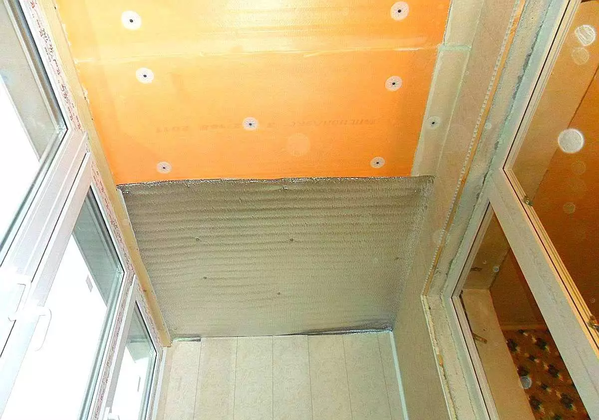 Het plafond op het balkon (71 foto's): opties voor het afronden van het plafond van de loggia. Hoe het te beschermen? Rackplafond en plafond met plastic panelen, andere opties 9985_26