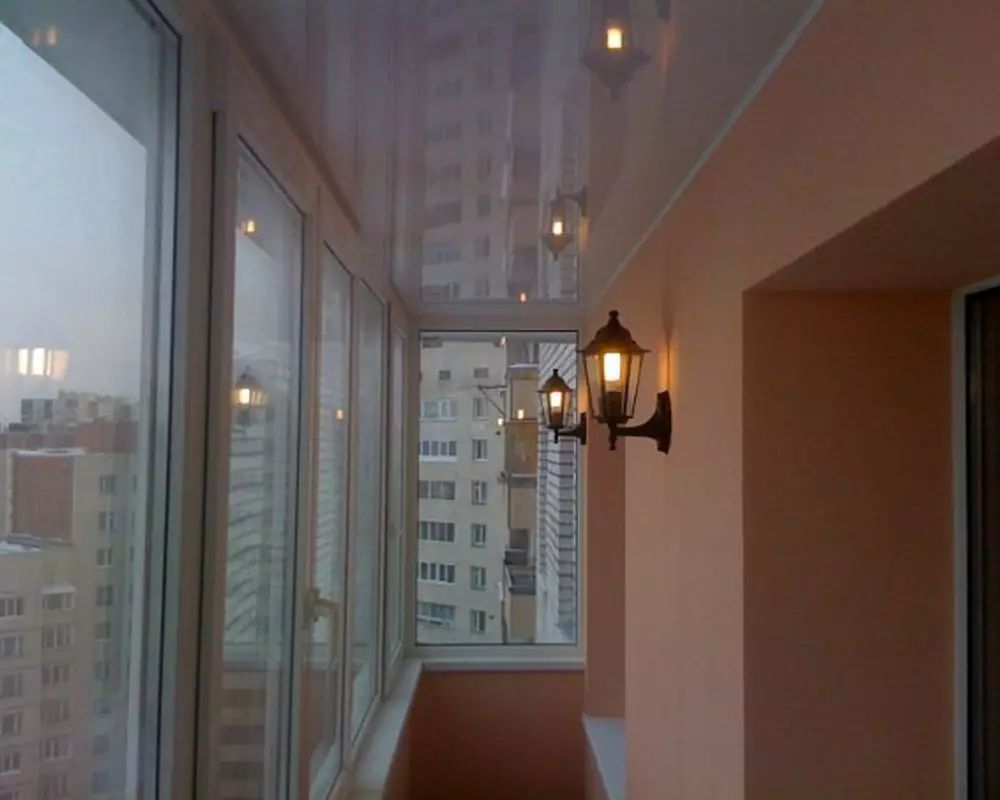 Het plafond op het balkon (71 foto's): opties voor het afronden van het plafond van de loggia. Hoe het te beschermen? Rackplafond en plafond met plastic panelen, andere opties 9985_35