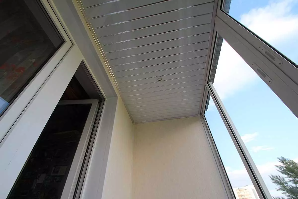 Het plafond op het balkon (71 foto's): opties voor het afronden van het plafond van de loggia. Hoe het te beschermen? Rackplafond en plafond met plastic panelen, andere opties 9985_5