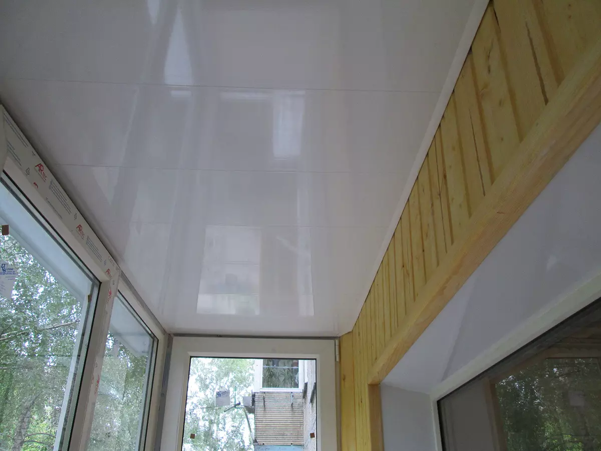 Het plafond op het balkon (71 foto's): opties voor het afronden van het plafond van de loggia. Hoe het te beschermen? Rackplafond en plafond met plastic panelen, andere opties 9985_52