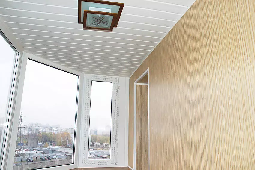 Het plafond op het balkon (71 foto's): opties voor het afronden van het plafond van de loggia. Hoe het te beschermen? Rackplafond en plafond met plastic panelen, andere opties 9985_7