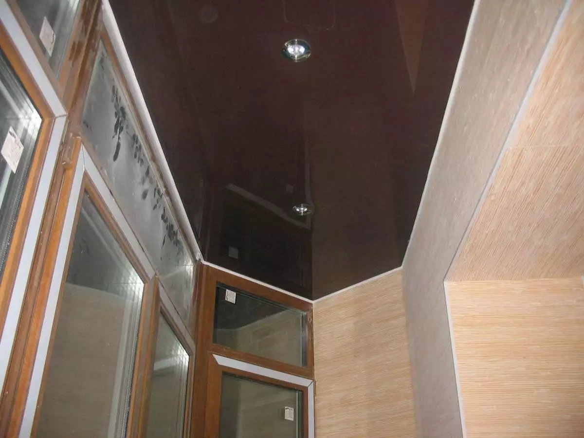 Het plafond op het balkon (71 foto's): opties voor het afronden van het plafond van de loggia. Hoe het te beschermen? Rackplafond en plafond met plastic panelen, andere opties 9985_8