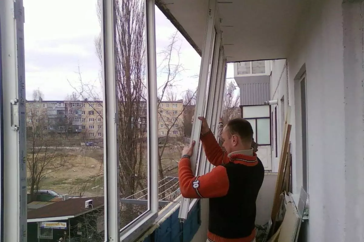 Малку балкон дизајн (96 фотографии): Како да им овозможат на внатрешноста на балконот во станот? Идеите на мал балкон завршуваат внатре. Интересни опции 9987_11