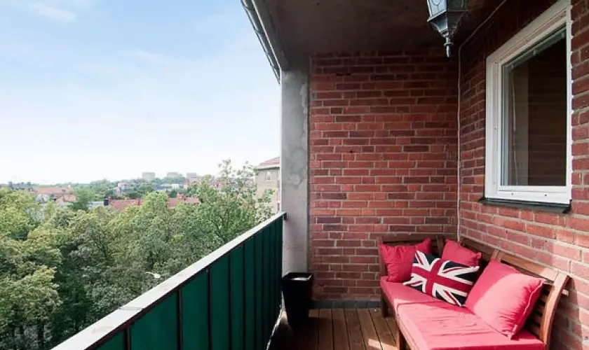 Малку балкон дизајн (96 фотографии): Како да им овозможат на внатрешноста на балконот во станот? Идеите на мал балкон завршуваат внатре. Интересни опции 9987_34