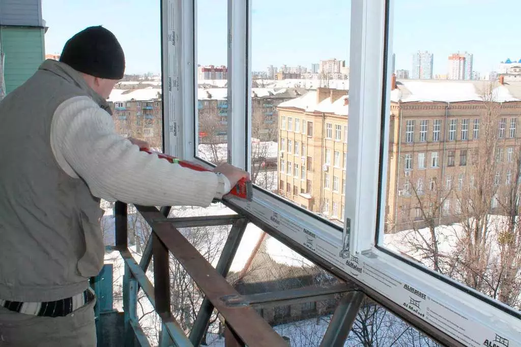Малку балкон дизајн (96 фотографии): Како да им овозможат на внатрешноста на балконот во станот? Идеите на мал балкон завршуваат внатре. Интересни опции 9987_9