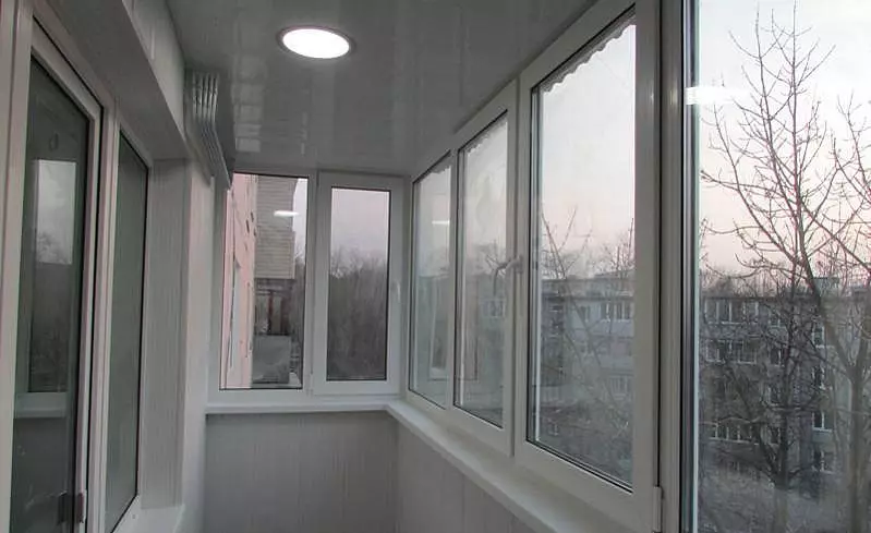 Stretch plafond op het balkon en loggia (55 foto's): voor- en nadelen. Wat gebeurt er met hem in de winter? Is het mogelijk om op een koud balkon te doen? Beoordelingen 9989_14