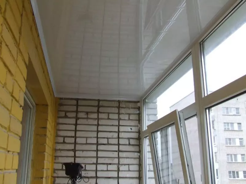 Stretch plafond op het balkon en loggia (55 foto's): voor- en nadelen. Wat gebeurt er met hem in de winter? Is het mogelijk om op een koud balkon te doen? Beoordelingen 9989_54