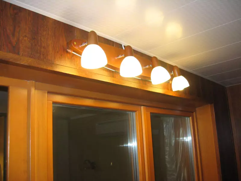 Ndriçimi në ballkon dhe lozhë (56 foto): Përzgjedhja e llambave për ndriçimin e ballkonit. A ka nevojë për dritën në ballkon dhe si ta bëjë këtë? Loggia Design me llambat e murit, shirita të udhëhequr dhe llambat tavan 9990_31