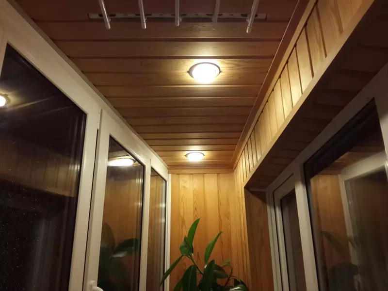 Osvetlenie na balkóne a lodžive (56 fotografií): Výber svietidiel na osvetlenie balkóna. Potrebuje svetlo na balkóne a ako to urobiť? Design LOGGIA so stenovými lampami, LED stuhou a stropnými lustrami 9990_33