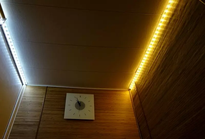 Ndriçimi në ballkon dhe lozhë (56 foto): Përzgjedhja e llambave për ndriçimin e ballkonit. A ka nevojë për dritën në ballkon dhe si ta bëjë këtë? Loggia Design me llambat e murit, shirita të udhëhequr dhe llambat tavan 9990_35