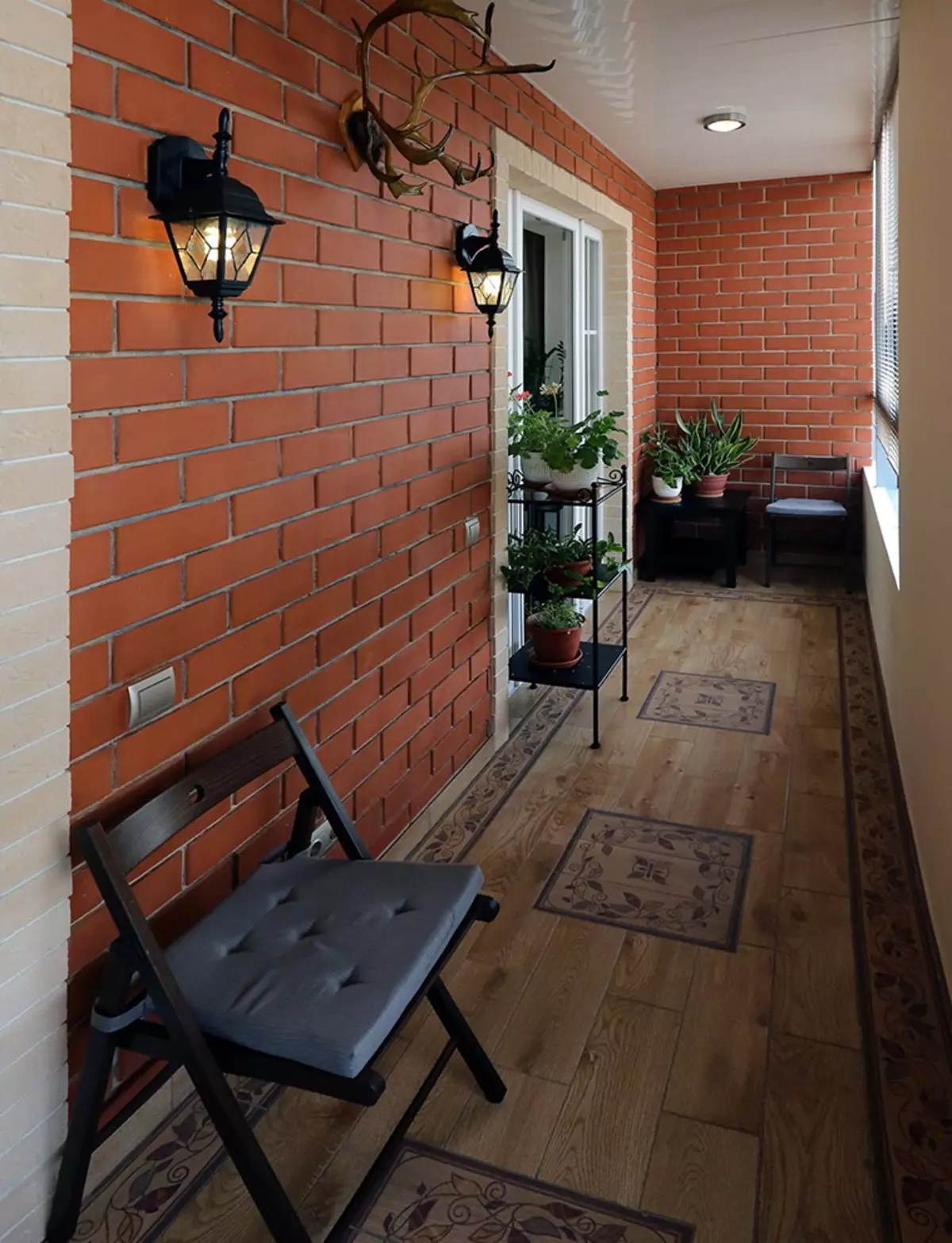 Osvetlenie na balkóne a lodžive (56 fotografií): Výber svietidiel na osvetlenie balkóna. Potrebuje svetlo na balkóne a ako to urobiť? Design LOGGIA so stenovými lampami, LED stuhou a stropnými lustrami 9990_45