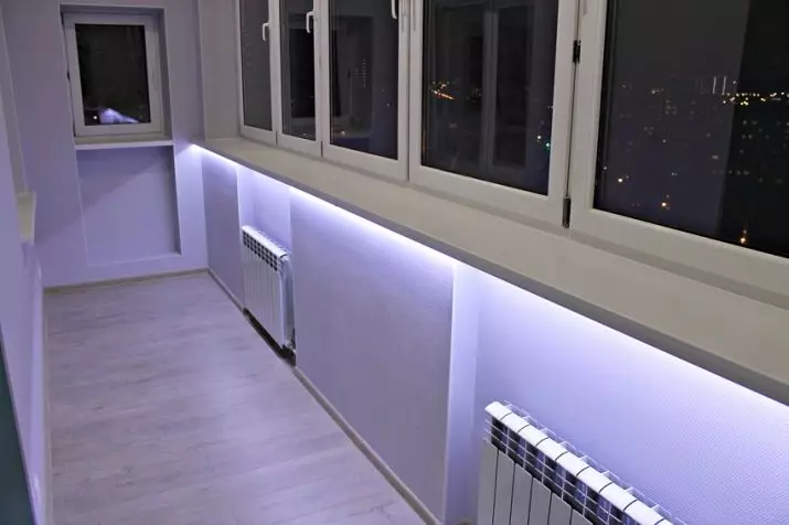 إضاءة على الشرفة ولوجيا (56 صور): مجموعة مختارة من المصابيح لإنارة الشرفة. هل الحاجة الخفيفة على الشرفة وكيف نفعل ذلك؟ تصميم لوجيا مع جدار مصابيح، وأشرطة LED وثريات السقف 9990_47