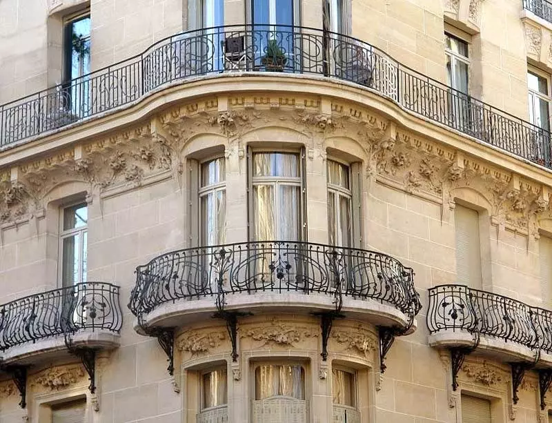 Fin de balcón (79 fotos): barandas de balcón de metal y parapedes de vidrio para logia, cercas de madera y otras opciones 9991_10