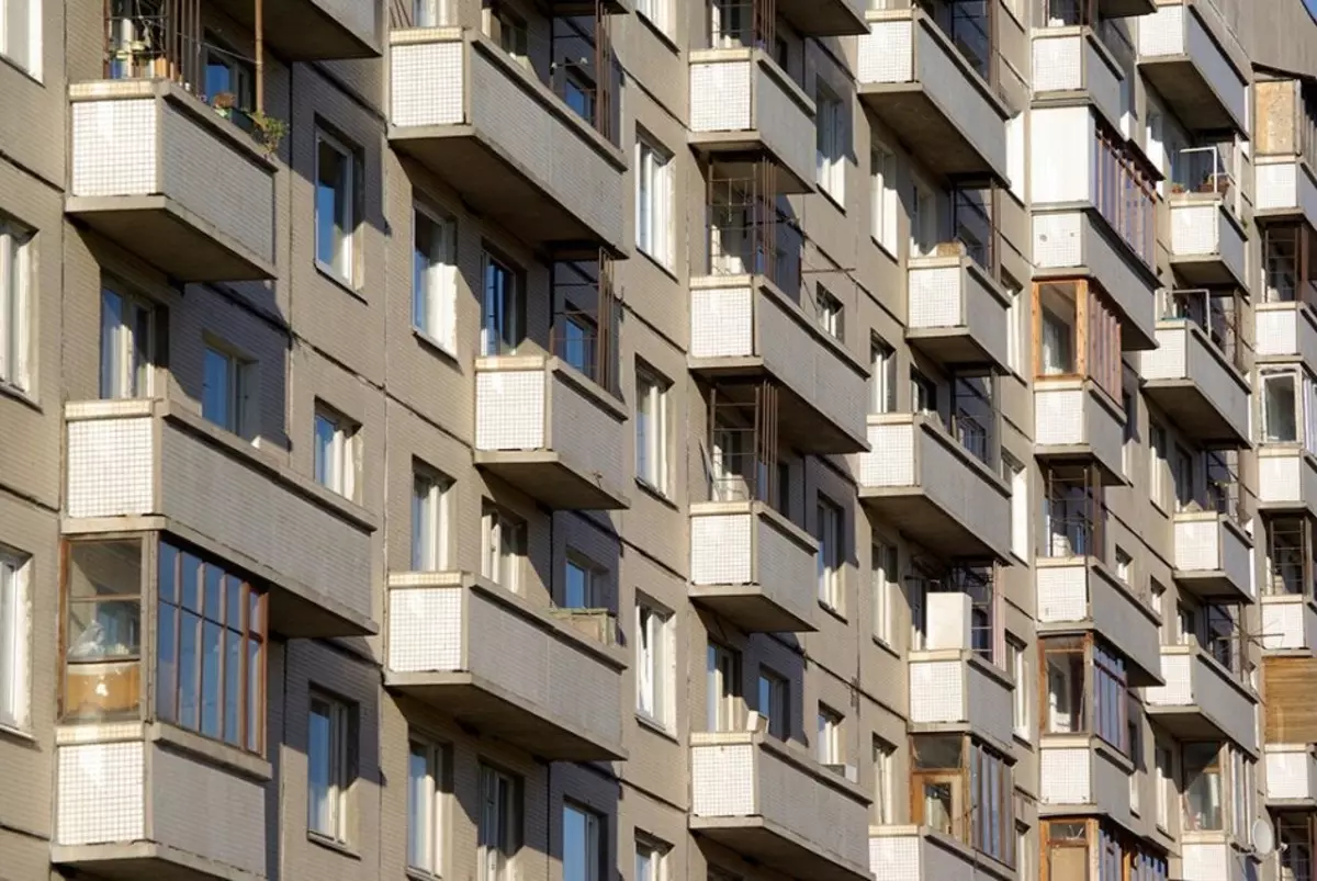 Fencing balkon (79 foto): balistrad balkon metal ak parapedes vè pou lodjya, kloti bwa ak lòt opsyon 9991_12