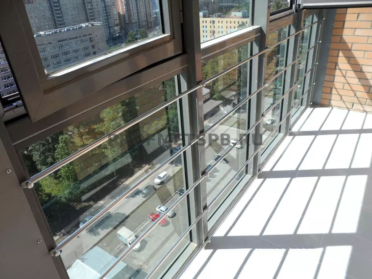 Esgrima del balcó (79 fotos): tren de balcó de metall i parapedes de vidre per a lògia, esgrima de fusta i altres opcions 9991_23