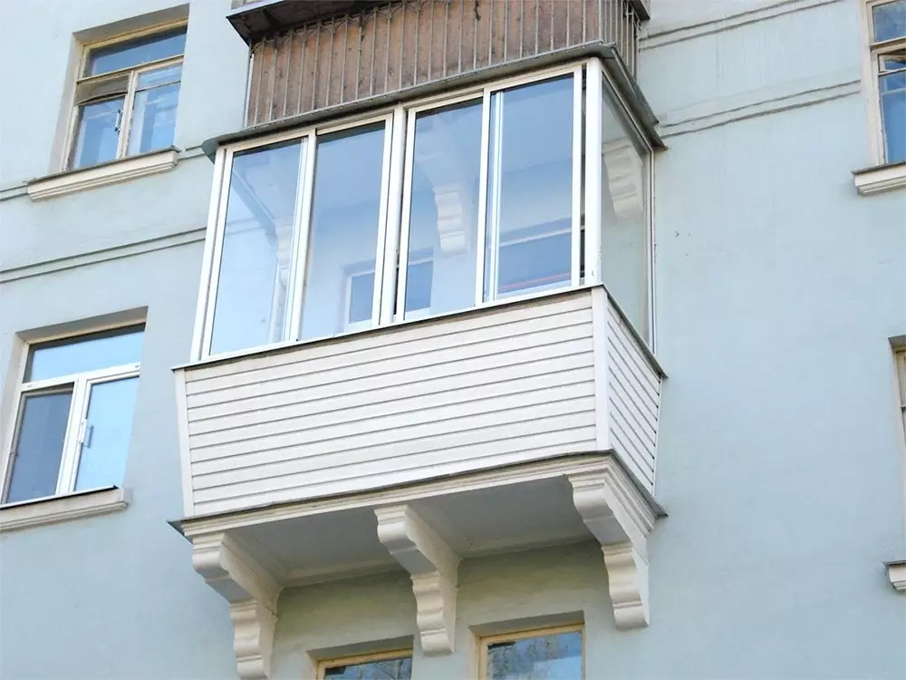 Fencing balkon (79 foto): balistrad balkon metal ak parapedes vè pou lodjya, kloti bwa ak lòt opsyon 9991_25