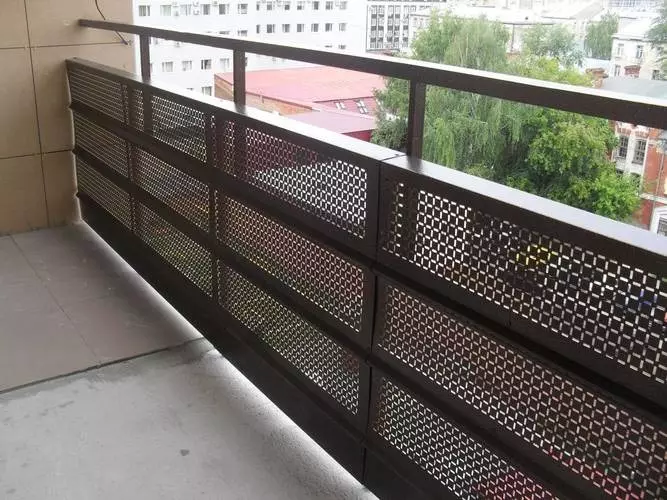 Fencing balkon (79 foto): balistrad balkon metal ak parapedes vè pou lodjya, kloti bwa ak lòt opsyon 9991_26