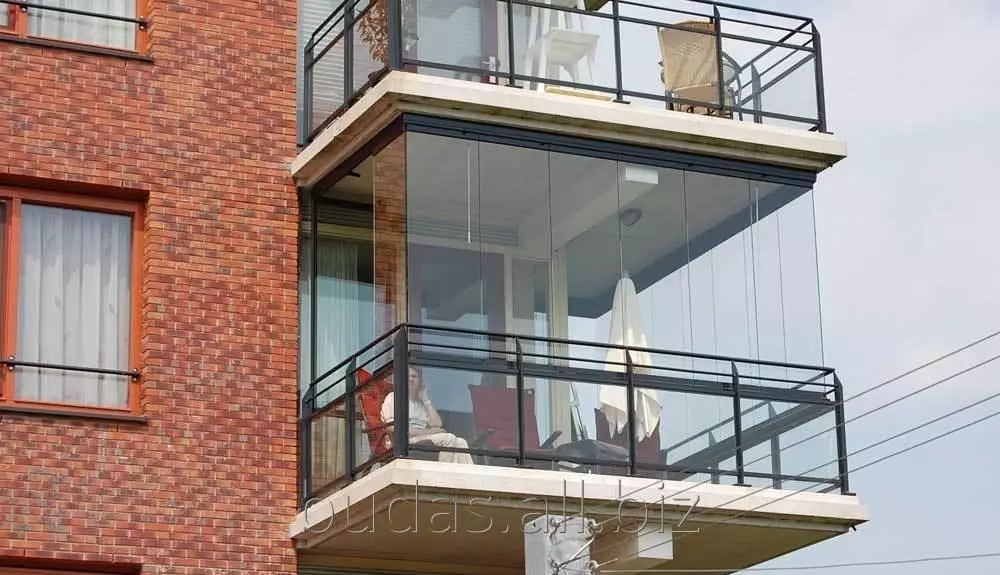 Balkon schermen (79 foto's): metalen balkon balustrades en glazen parapedes voor loggia, houthaks en andere opties 9991_27