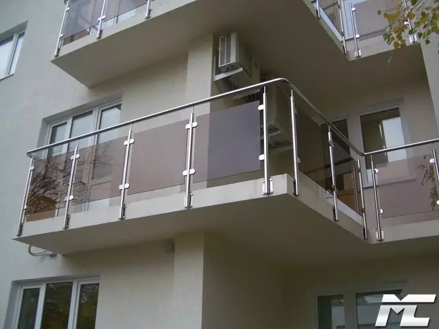 Fin de balcón (79 fotos): barandas de balcón de metal y parapedes de vidrio para logia, cercas de madera y otras opciones 9991_3