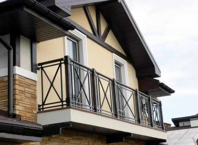 Fin de balcón (79 fotos): barandas de balcón de metal y parapedes de vidrio para logia, cercas de madera y otras opciones 9991_30