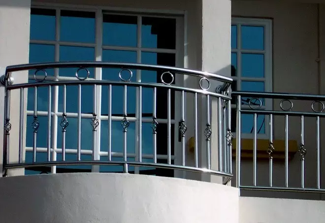 Fin de balcón (79 fotos): barandas de balcón de metal y parapedes de vidrio para logia, cercas de madera y otras opciones 9991_31