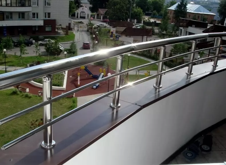Fin de balcón (79 fotos): barandas de balcón de metal y parapedes de vidrio para logia, cercas de madera y otras opciones 9991_34