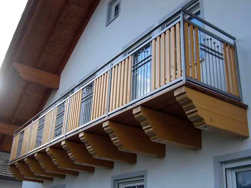 Fencing balkon (79 foto): balistrad balkon metal ak parapedes vè pou lodjya, kloti bwa ak lòt opsyon 9991_4