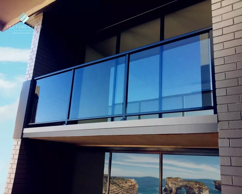 Fin de balcón (79 fotos): barandas de balcón de metal y parapedes de vidrio para logia, cercas de madera y otras opciones 9991_40