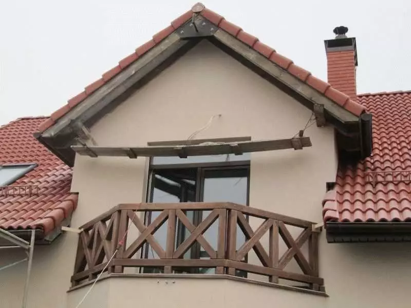 Fin de balcón (79 fotos): barandas de balcón de metal y parapedes de vidrio para logia, cercas de madera y otras opciones 9991_42