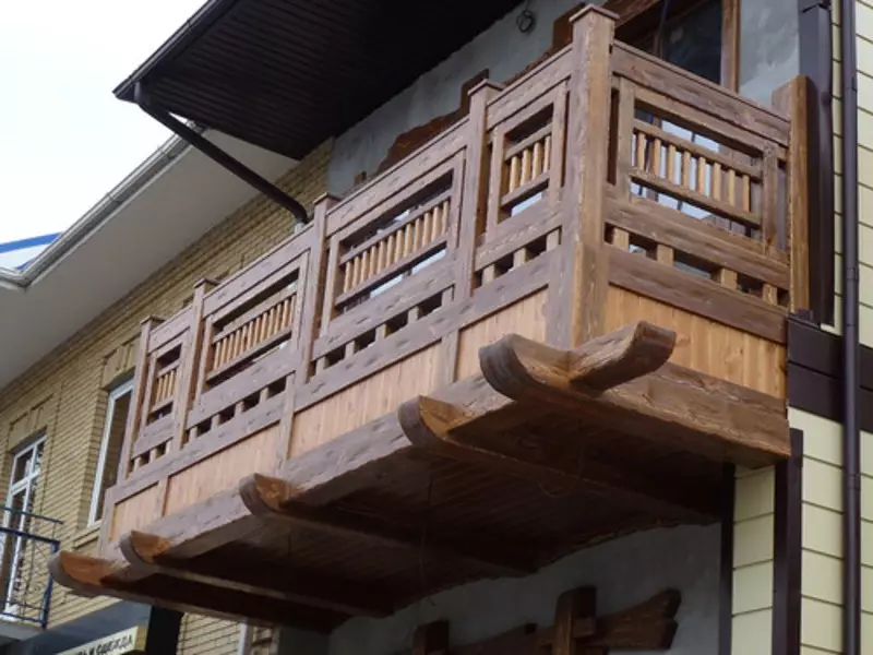 Fencing balkon (79 foto): balistrad balkon metal ak parapedes vè pou lodjya, kloti bwa ak lòt opsyon 9991_43
