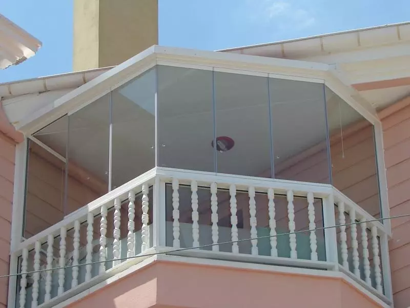 Fencing balkon (79 foto): balistrad balkon metal ak parapedes vè pou lodjya, kloti bwa ak lòt opsyon 9991_46